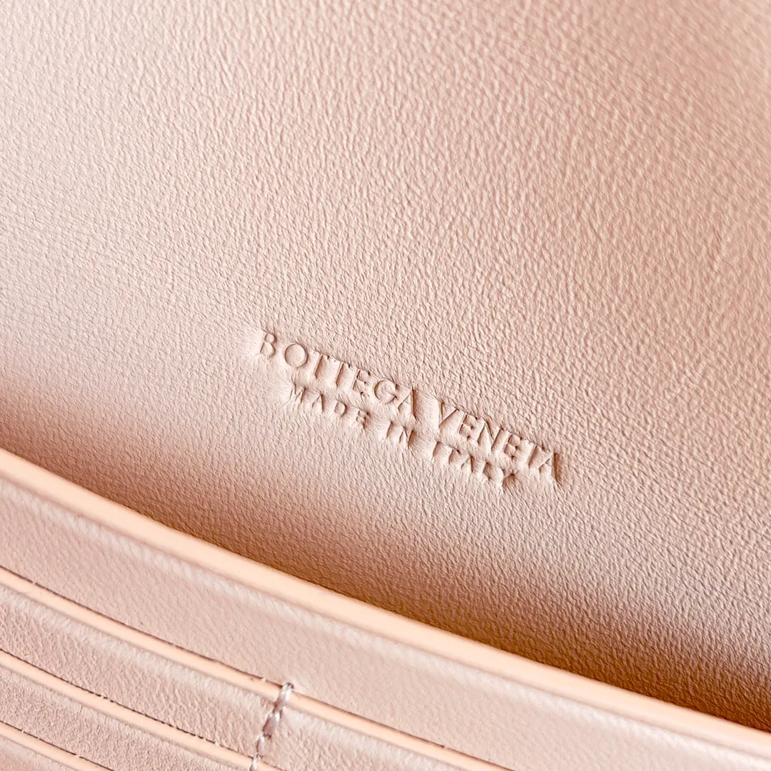 The batch of 1360 BV Andiamo evening handbags has been heavily planted again~ The designer aesthetics in the era of economic downturn are back. I fall in love with it at first sight and can't put it down. It's so beautiful and full of aura. The shape and texture are very competitive. It's light in weight and has sufficient capacity. It's a must-have for fashionistas. It's suitable for many occasions, minimalist, high-end and light luxury. Model No.: 741511 Size: 31*13*3cm